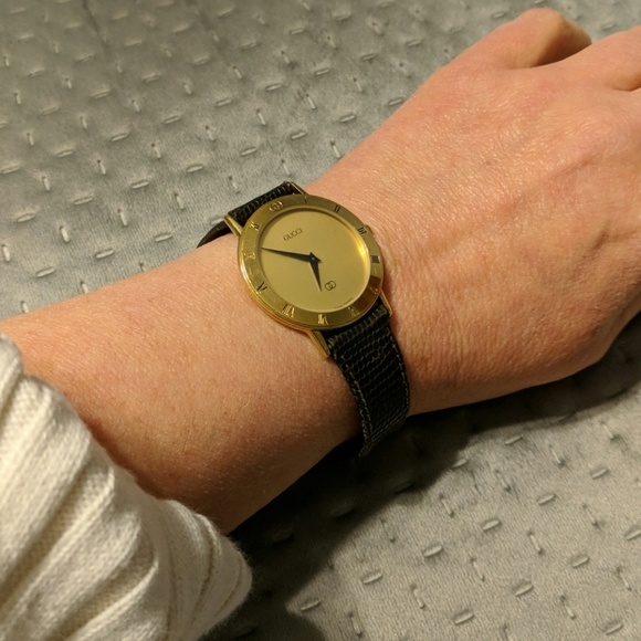 Hold Vintage Gucci watch - Picture 2 of 8